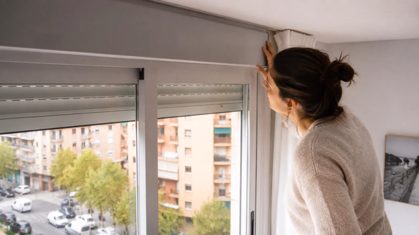 Caja de persiana en sección con ondas de ruido atravesando la tapa, la cinta, las guías y sus juntas